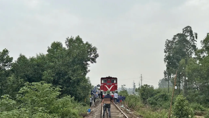 Thông tuyến đường sắt Hà Nội - Thái Nguyên sau sự cố